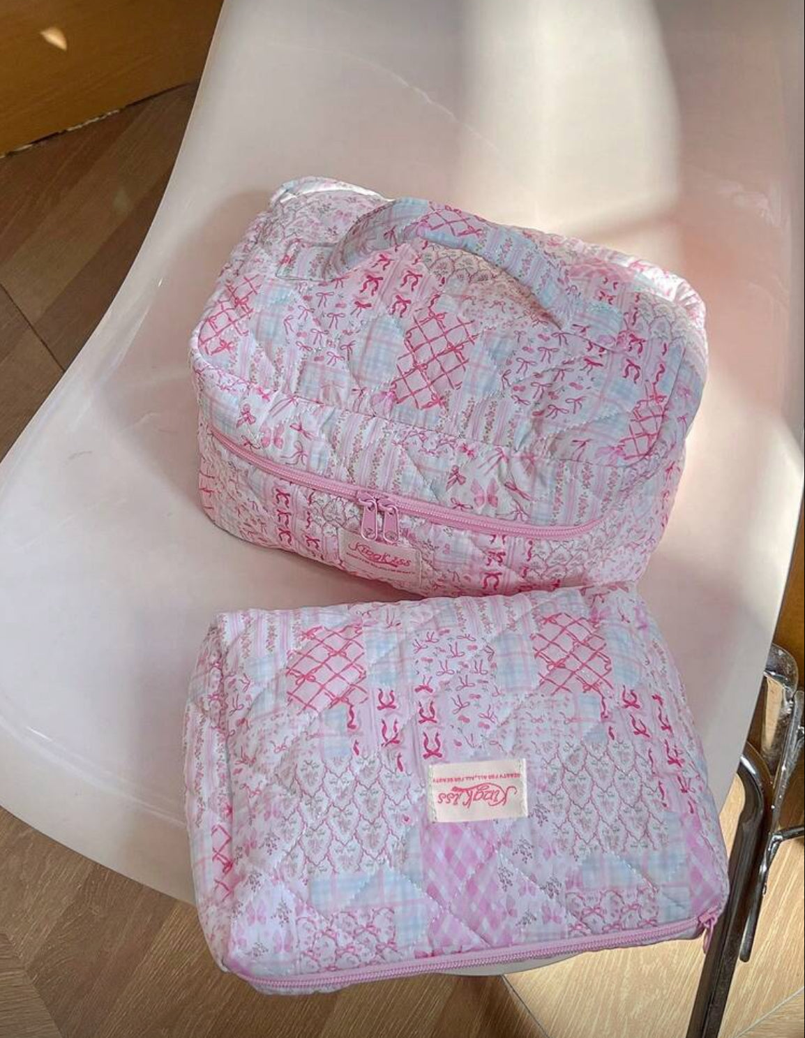 Cosmetiquera a colchada con estampado floral M+L
