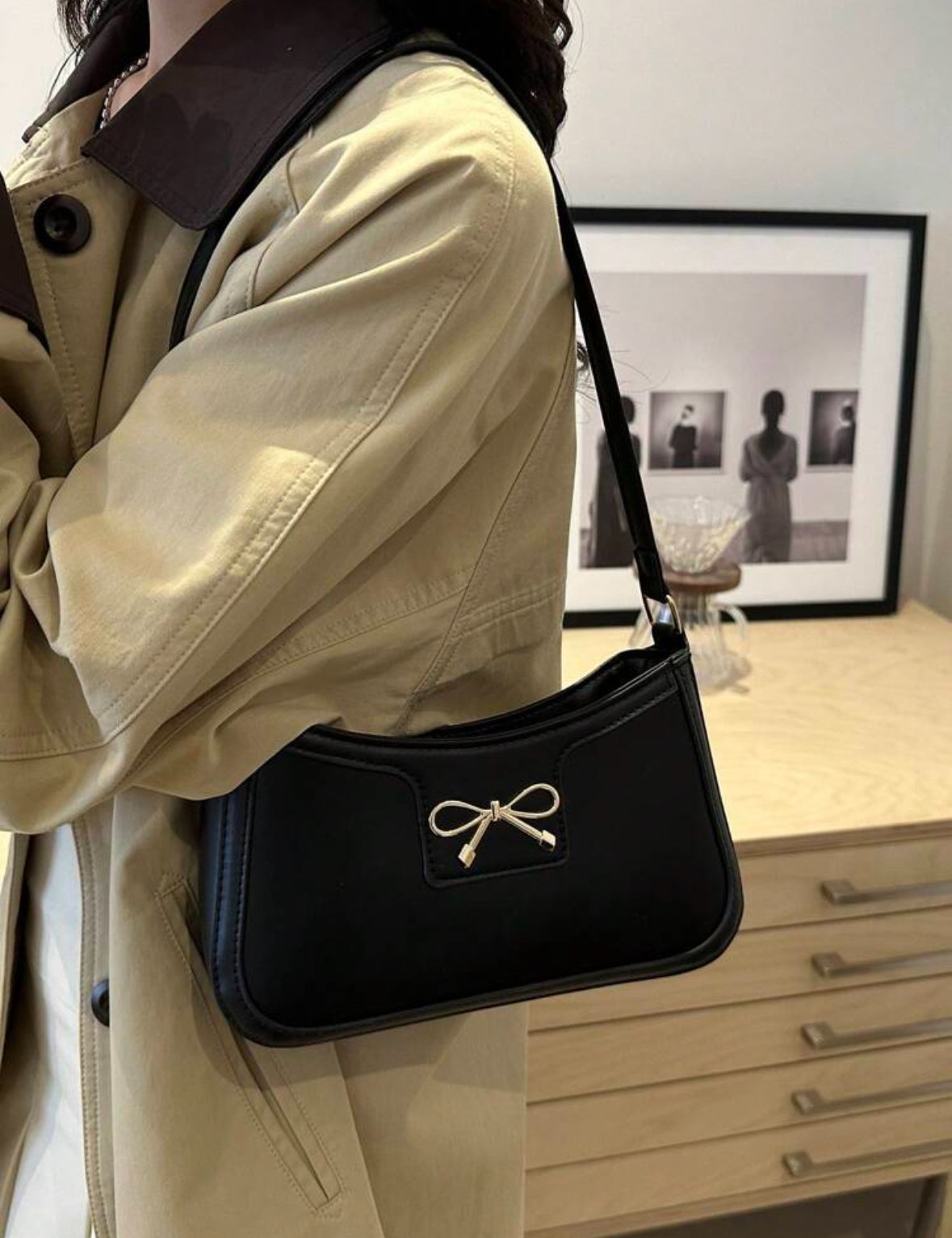 Bolso con moña dorado