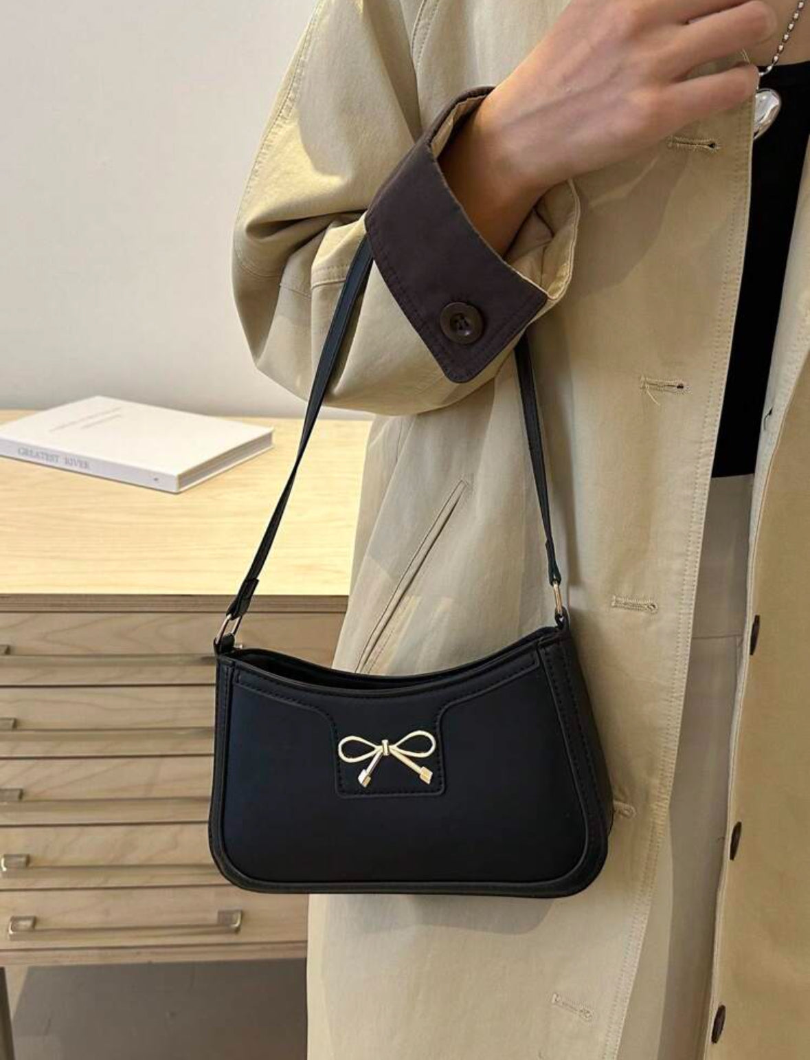 Bolso con moña dorado