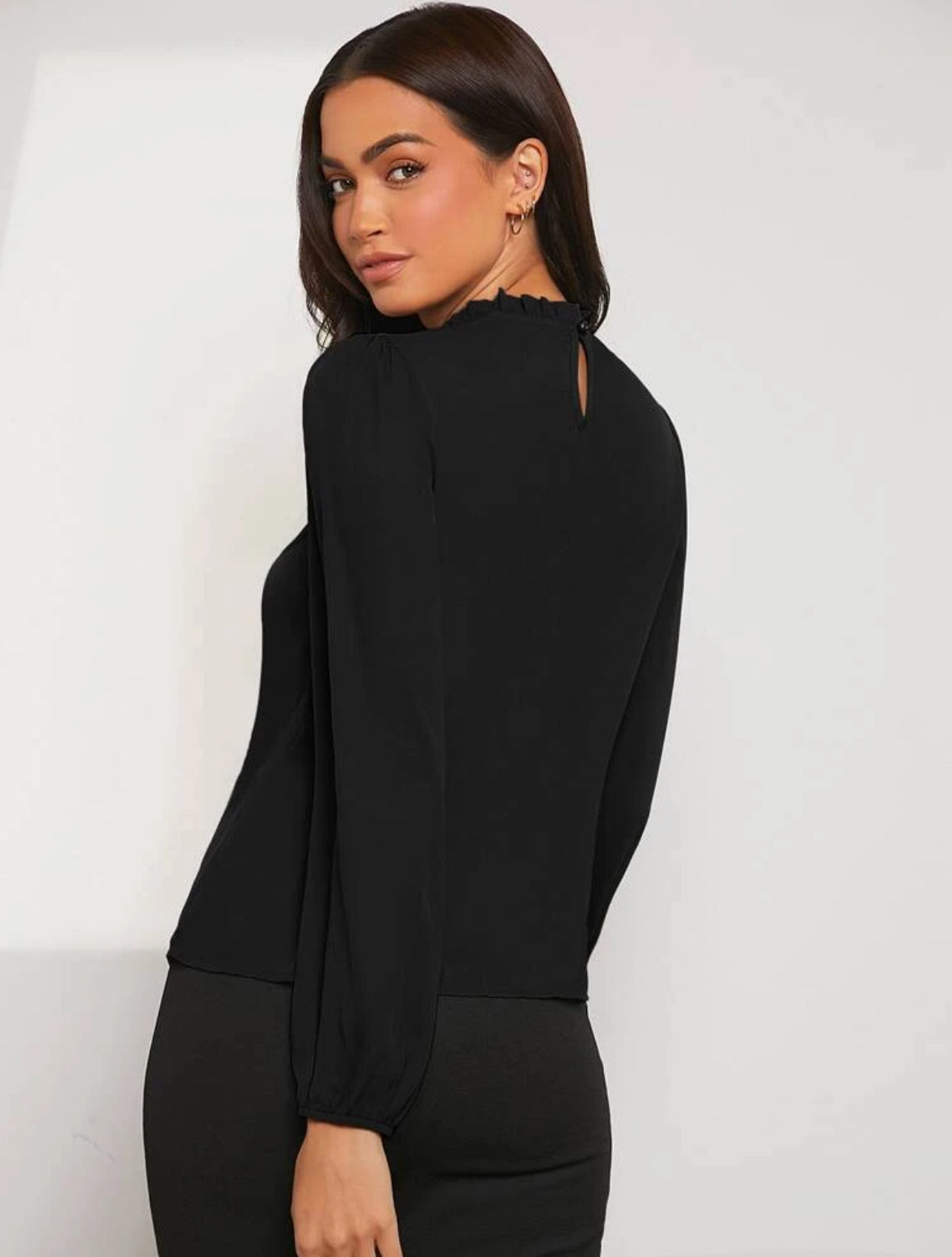 Blusa Negra Manga Elástico Cuello Alto