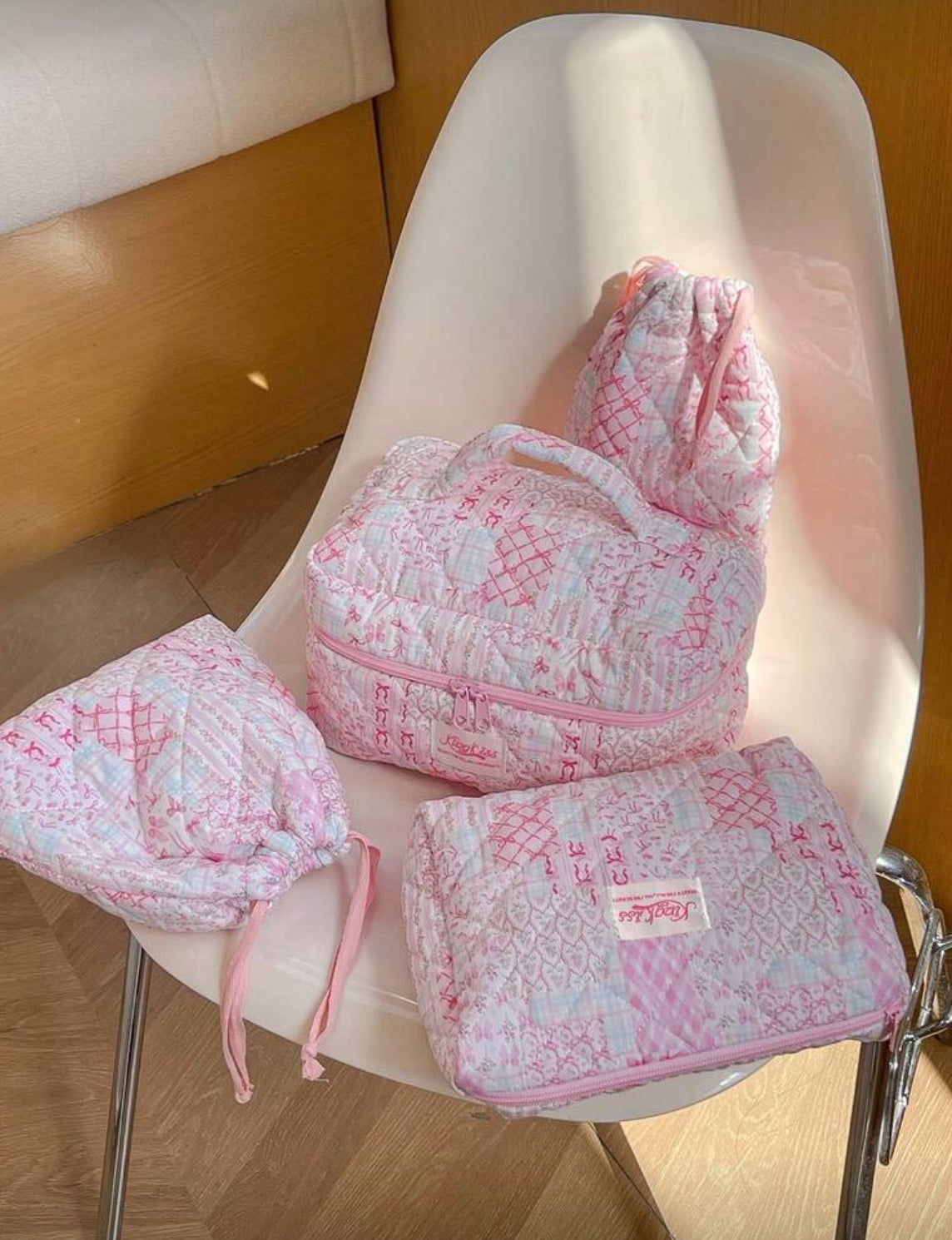 Cosmetiquera a colchada con estampado floral M+L