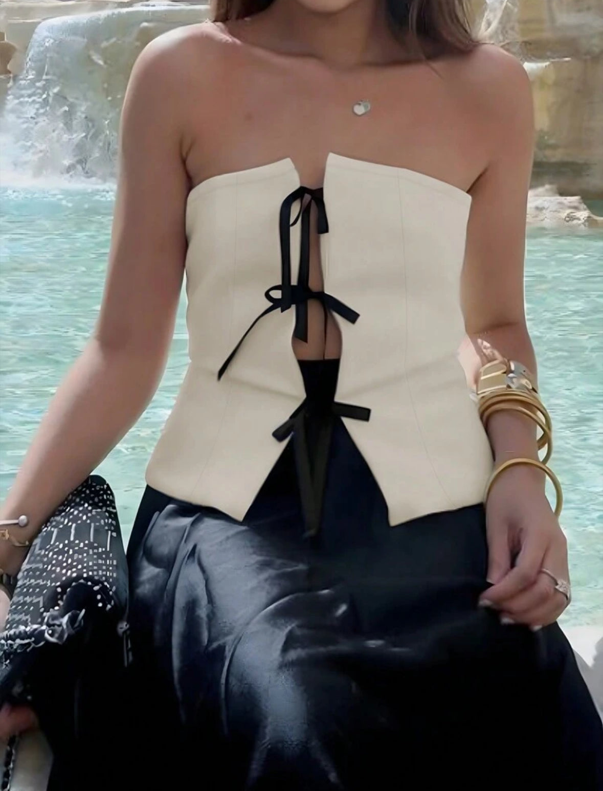 Top Beige Con Moñas Negras